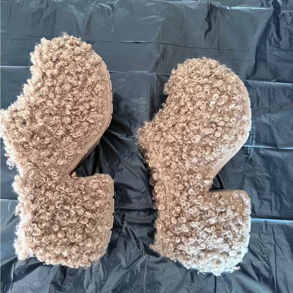 CROCS Classic Faux Doodle Fur Clogs Size 9 Woman’s - Picture 8 of 10